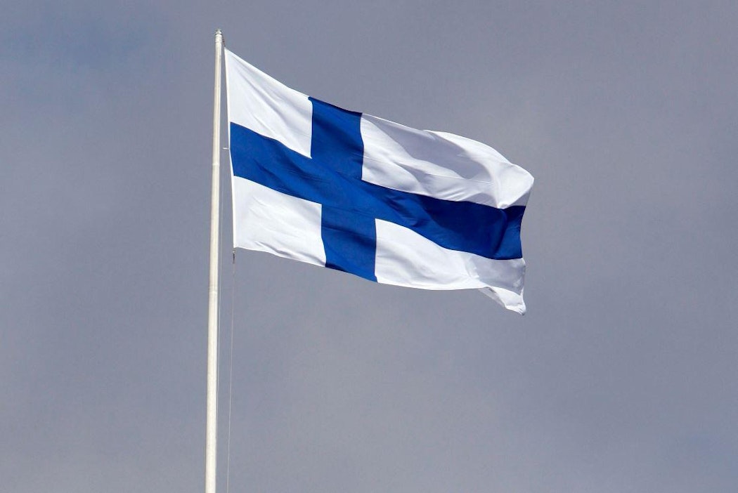 Suomen lippu vedetään tänään salkoon rauhan ja yhtenäisyyden kunniaksi.