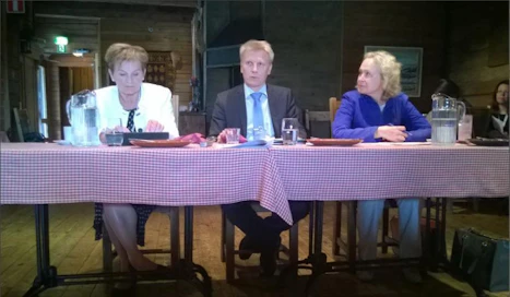 Ministeri Kimmo Tiilikainen kehui, että molemmat hänen vieressään istuneet kansliapäälliköt, Hannele Pokka (vas.) ja Jaana Husu-Kallio, ovat erittäin motivoituneita raivaamaan turhaa hallinnollista taakkaa. Jarmo Palokallio