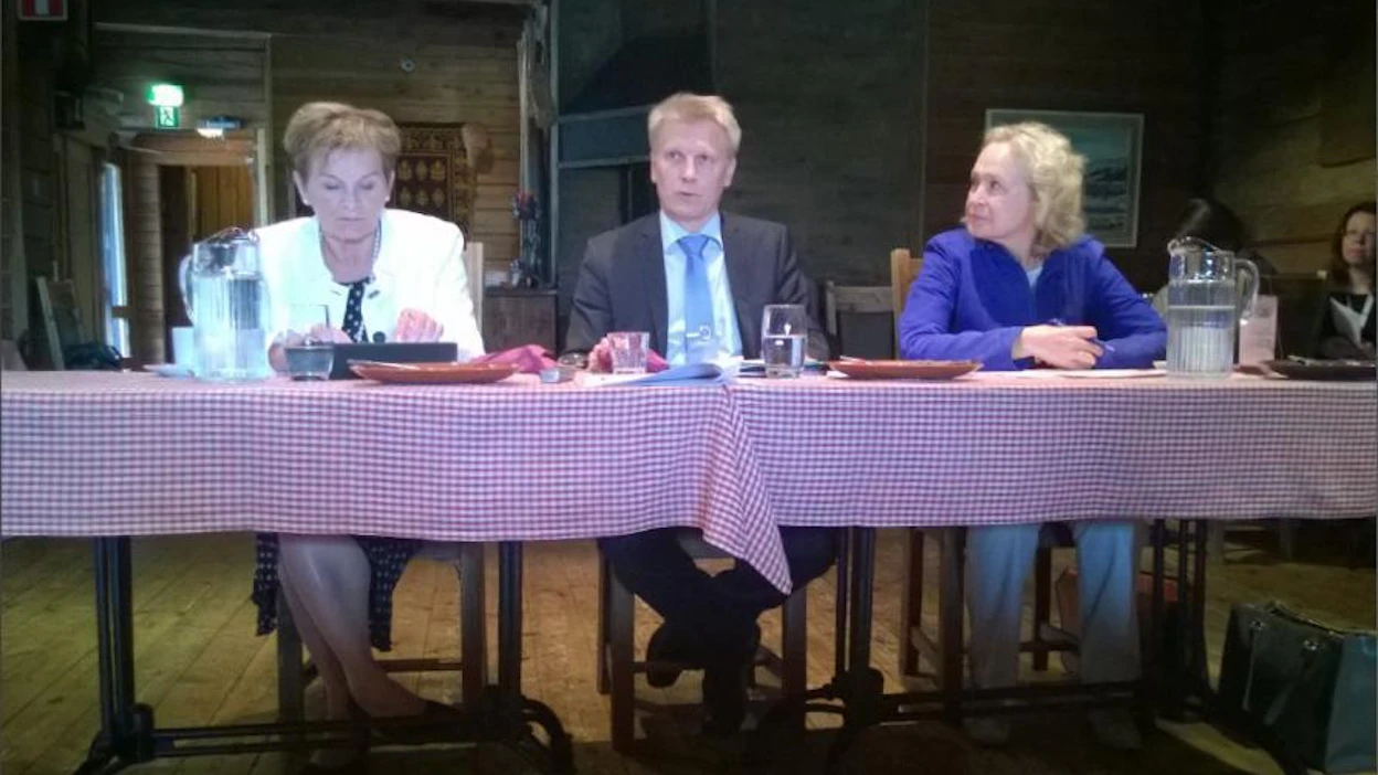 Ministeri Kimmo Tiilikainen kehui, että molemmat hänen vieressään istuneet kansliapäälliköt, Hannele Pokka (vas.) ja Jaana Husu-Kallio, ovat erittäin motivoituneita raivaamaan turhaa hallinnollista taakkaa. Jarmo Palokallio