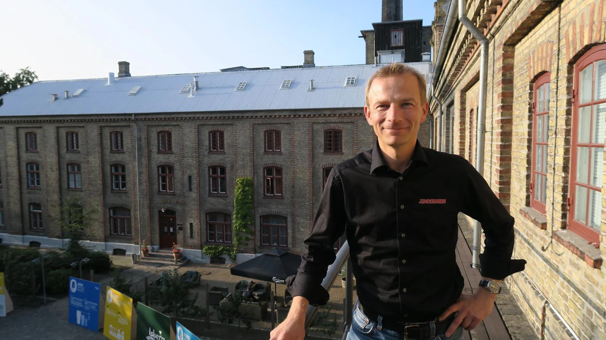 Panimomestari Morten Ibsen kunnioittaa työssään perinteitä mutta haluaisi tuoda Jacobsenin kokoelmaan myös viimeisimmän muodin mukaisia hapanoluita.