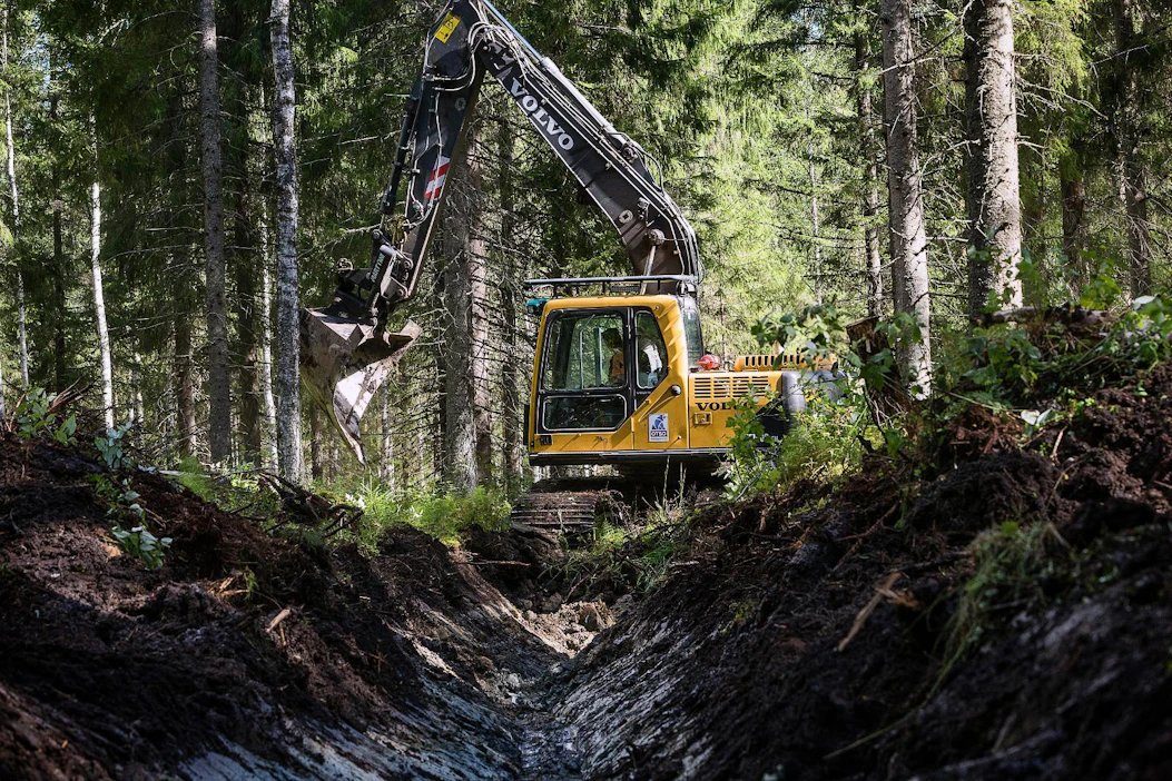 Otso Metsäpalvelut on tunnettu ojitus- ja tiehankkeita hoitavana yrityksenä.