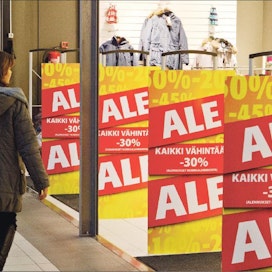 Raisiolaisessa kauppakeskus Myllyssä houkuteltiin asiakkaita eilen tiistainavaateostoksille alennetuilla hinnoilla. Kari Salonen