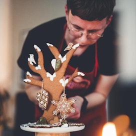 Lauri Kesäniemi taiteili viime vuonna itsensä piparinleivonnan finaaliin Lintujen joulupuu -teoksellaan.
