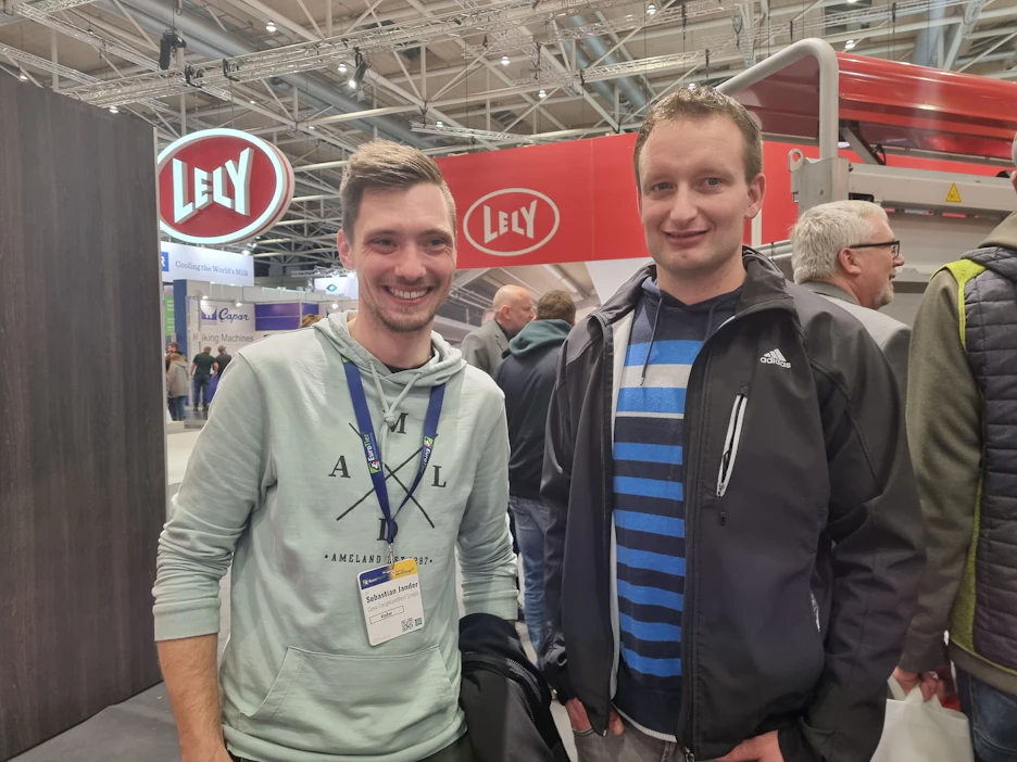 Eläinlääkäri Sebastian Jander (vas.) arvioi, että EuroTierissä oli selvästi aiempaa väljempää. Timo Wolterman pohti lypsyrobottien hankintaa.
