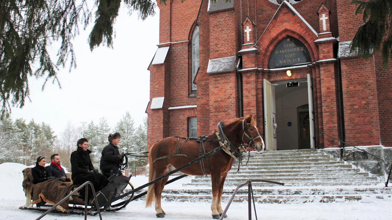 Joulumusiikkitervehdys on kuvattu historiallisessa puu-Nurmeksessa, Nurmeksen 1800-luvulla valmistuneessa kirkossa sekä Jussi Makkosen kulttuurikodissa.