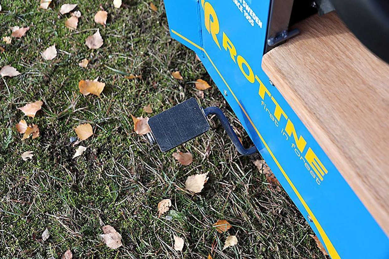 Polkimet ovat jämäkkää kokomuovia. Tässä suhteessa remontteja ei olekaan odotettavissa, mutta kuraisissa olosuhteissa pito saattaa heikentyä.