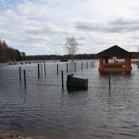 Lasten leikkipuistossa Kuortaneen keskustassa lainehti maanantaina iltapäivällä runsaasti vettä. Jäätäkin on vielä paljon jäljellä, vaikka vesi oli jo näin korkealla.