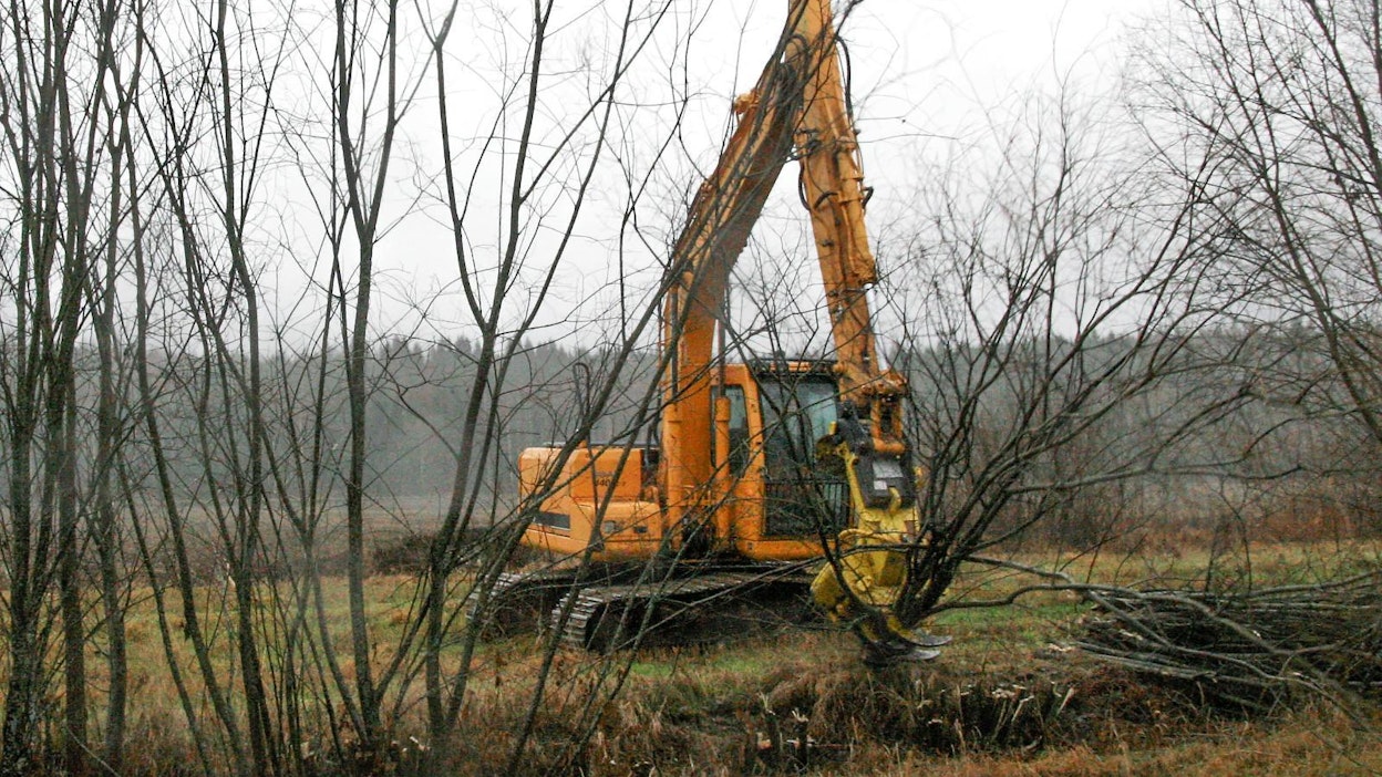Kaivukoneiden käyttö kaatopäiden alustakoneena on ollut hyvin yleistä esimerkiksi peltojen reunojen raivauksissa. Yksinkertainen ja edullinen rakenne ei vaadi suurta investointia, jos alustakone on jo hankittuna.