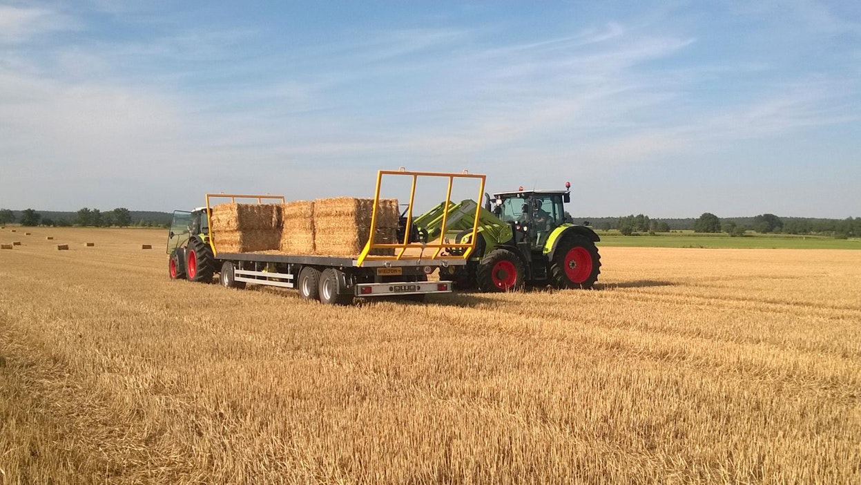 Traktorityö kuormittaa viljelijää.