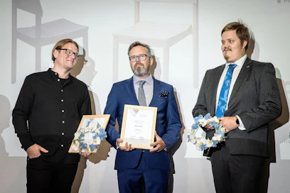 Muotoilija Juho Pasilan ja kalustevalmistaja Puulon Oy:n pinottava Railo-tuoli voitti vuoden suomalaisen huonekalun tittelin. Kuvassa vasemmalta oikealle suunnittelija Juho Pasila, Puulon Oy:n tuotekehityspäällikkö Risto Luoma sekä toimitusjohtaja Jaakko Järvi.