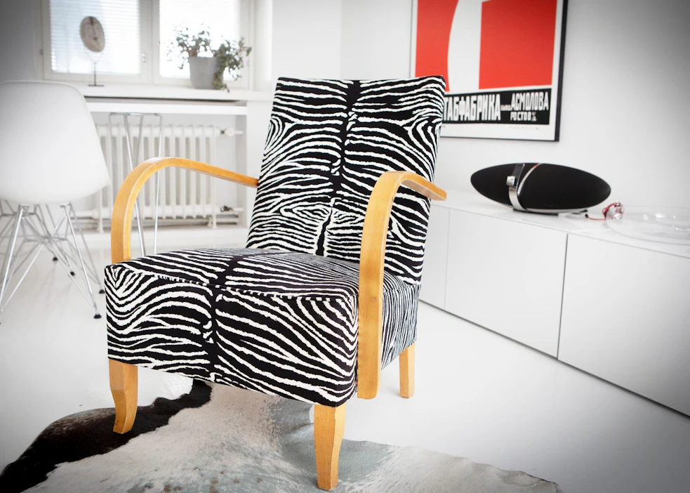 Kun Askon K-tuolin verhoilee huikealla seeprakankaalla, se sulautuu myös moderniin ympäristöön. Moni ei uskoisi tuolia pula-ajan tuotteeksi.