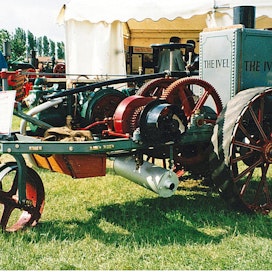The Ivel oli ensimmäinen sarjatuotettu eurooppalainen traktori. Niitä tehtiin vuosina 1902–1915 Englannin Biggleswadessa tietolähteestä riippuen 380–480 kappaletta, tuplasti suurempiakin lukemia on esitetty. Kuvan Ivel vm.1903 myytiin pari vuotta sitten Cheffinsin huutokaupassa 328 600 punnalla (383 500 euroa). Kaikkiaan 8 Ivel-traktoria on säilynyt.