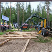 Elmia Wood 2022 -organisaatio palkitsi suomalaisen Kronoksen tukijalkojen puoliautomaattisen käyttöjärjestelmän SSC:n, eli Smart Stabilizer Control -järjestelmän näyttelyn innovaatiokilpailun ykkössijalla. Kyseistä järjestelmää oli mahdollisuus kokeilla Kronoksen osastolla, näyttelyn metsälenkin varrella.