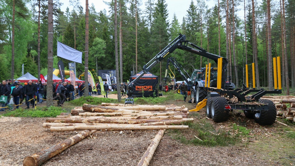 Elmia Wood 2022 -organisaatio palkitsi suomalaisen Kronoksen tukijalkojen puoliautomaattisen käyttöjärjestelmän SSC:n, eli Smart Stabilizer Control -järjestelmän näyttelyn innovaatiokilpailun ykkössijalla. Kyseistä järjestelmää oli mahdollisuus kokeilla Kronoksen osastolla, näyttelyn metsälenkin varrella.