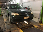 Kuvan romutusikäinen Opel palasi tänään liikenteeseen kahden vuoden seisonnan jälkeen. Sillä oli ajokielto takaturvavyön lukon vastinkappaleen viallisen muovisuojan takia.