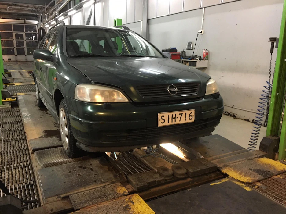 Kuvan romutusikäinen Opel palasi tänään liikenteeseen kahden vuoden seisonnan jälkeen. Sillä oli ajokielto takaturvavyön lukon vastinkappaleen viallisen muovisuojan takia.