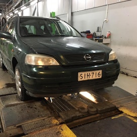 Kuvan romutusikäinen Opel palasi tänään liikenteeseen kahden vuoden seisonnan jälkeen. Sillä oli ajokielto takaturvavyön lukon vastinkappaleen viallisen muovisuojan takia.