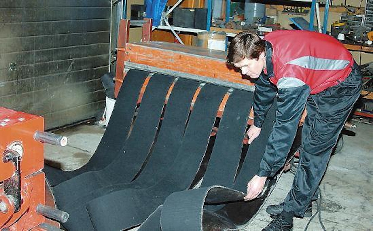 Tässä valmistuu klapikoneen kuljetushihnoja, virolaisen Madis Vaarpun hoitaessa paistokonetta.