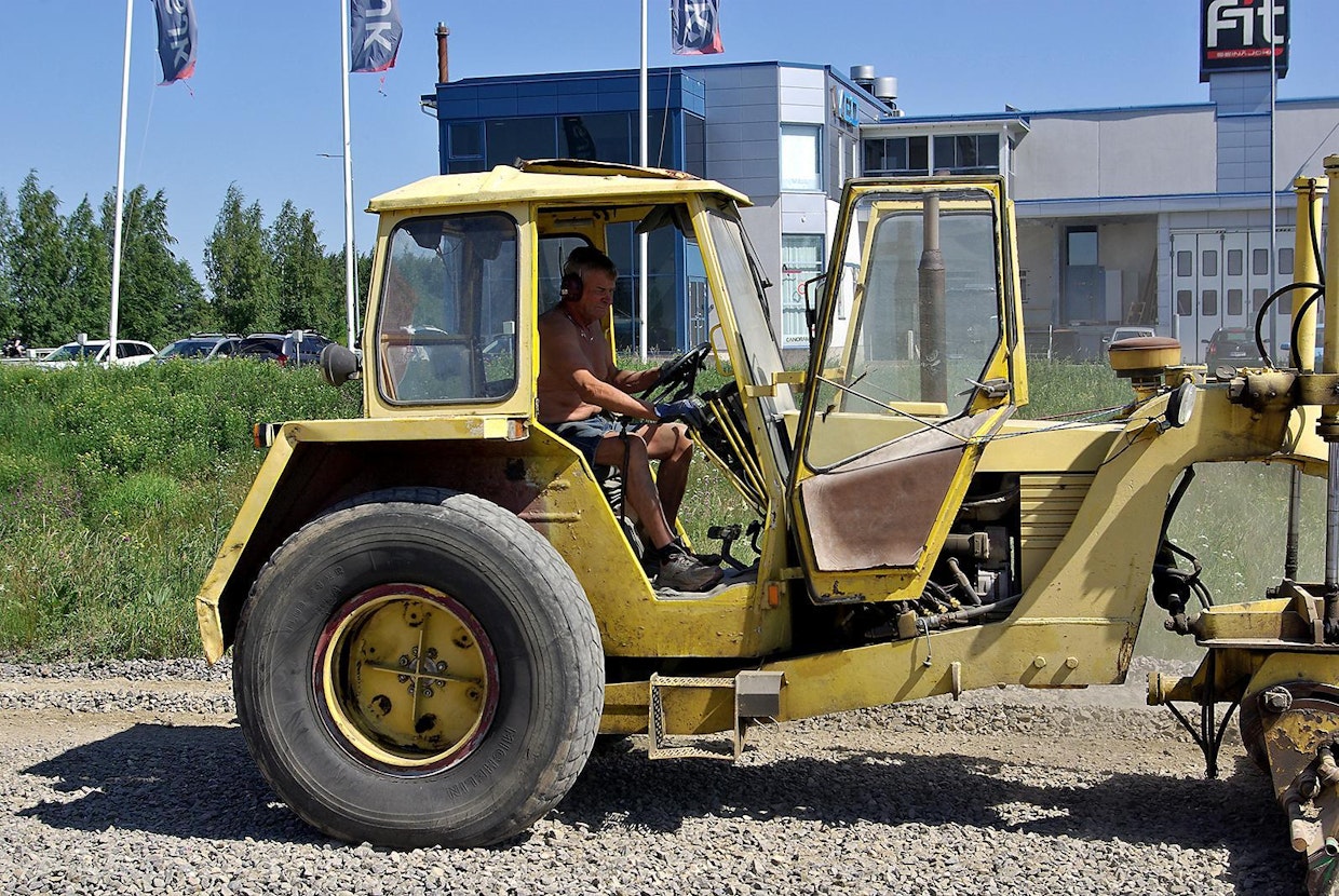 Jukka Siili tiehöylän ohjaamossa ajamassa. Hän on kokenut höylän kuljettaja ja kertoo ajaneensa asfalttitöissä höylää 20 vuotta.