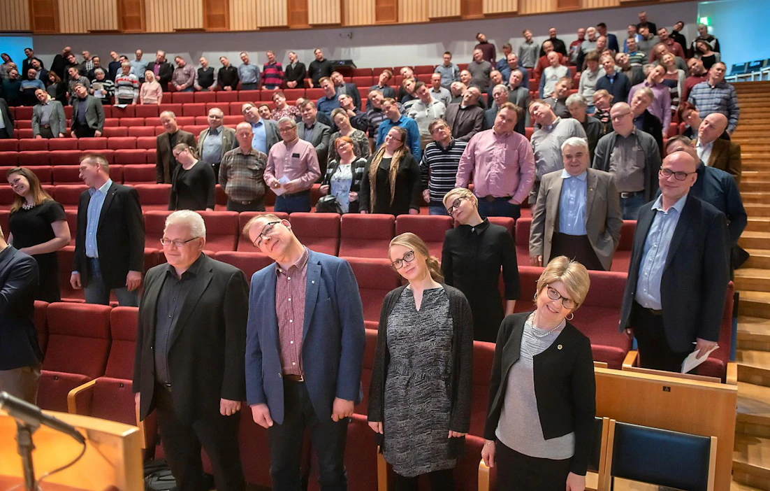 Kokousväsymystä torjuttiin taukojumpalla. Eturivissä MTK:n toinen puheenjohtaja Mauno Ylinen (vas.), MTK-Etelä-Pohjanmaan johtokunnan jäsen Sami Yli-Rahnasto, järjestöagrologi Katariina Sironen ja MTK-Etelä-Pohjanmaan toimistosihteeri Seija Vierula.