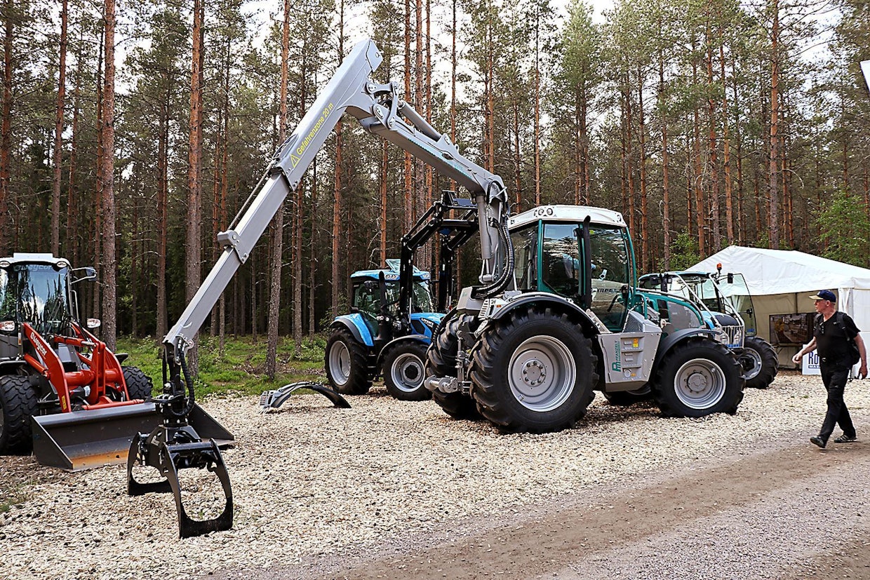 Pfanzelt Pm on metsäajoon ja monipuoliseen urakointiin suunniteltu traktori, jolla voidaan työskennellä molempiin ajosuuntiin. Sen runko on Pfanzelt Maschinenbaun omaa valmistetta, komponentit tulevat tunnetuilta valmistajilta. (UO)