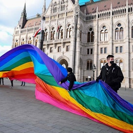 Sekä EU että ihmisoikeusjärjestöt ovat kutsuneet Unkarin seksuaali- ja sukupuolivähemmistöjen oikeuksia rajoittavaa lakia häpeälliseksi.