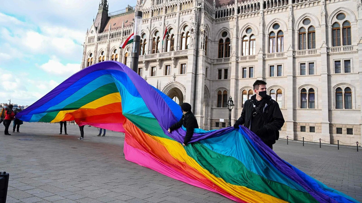Sekä EU että ihmisoikeusjärjestöt ovat kutsuneet Unkarin seksuaali- ja sukupuolivähemmistöjen oikeuksia rajoittavaa lakia häpeälliseksi.