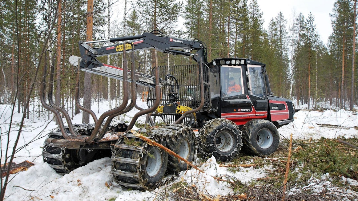 Lauhalla puissa oleva lumi sulaa ja jäätyy puun juurelle. Jää voi estää hakkuukouran pääsyn tyvelle.