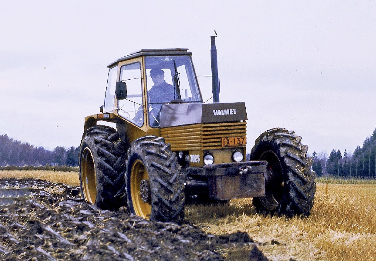 Valmetin ensimmäiset maatalouteen tarkoitetut 4-vedot 702 ja turboversio 702S tulivat myyntiin vuoden -78 alussa. Akseli oli italialainen Carraro, jonka 13.6 x 28 -renkaat olivat tuon ajan suurikokoisimpia, jos Countyt jätetään laskuista. Melko pian Valmetista tuli eniten myyty neliveto. Tuohon aikaan jokaisella merkillä oli jo tarjolla nelivetoja, muutamilla peräti jokaisesta mallista.