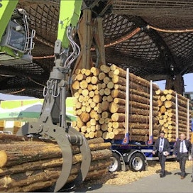 Saksalaisen Sennebogenin valtava sahatavarankäsittelykone keräsi katseita Ligna-messuilla Hannoverissa. Kurottaja pystyy nostamaan kerralla 5,5 tonnia tukkia 14 metrin säteeltä. Vaunuun puuta mahtuu 60 tonnia. Suvi Niemi
