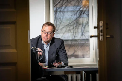"Irtovoittoa ei palkkaneuvotteluissa pysty saavuttamaan. Luottamus syntyy siitä, ettei yritä piilottaa mitään, vaan kertoo ennakkoon vastapuolelle, mitä halutaan ja tarkoitetaan", neuvoo Meijerialan kokenut neuvottelija Markku Salomaa.