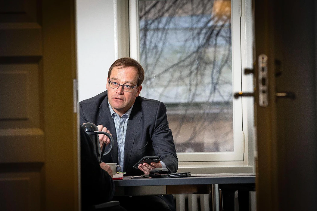 "Irtovoittoa ei palkkaneuvotteluissa pysty saavuttamaan. Luottamus syntyy siitä, ettei yritä piilottaa mitään, vaan kertoo ennakkoon vastapuolelle, mitä halutaan ja tarkoitetaan", neuvoo Meijerialan kokenut neuvottelija Markku Salomaa.