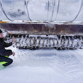 Jussi Lammi tasoittaa jääpolanteet murskausjyrsimellä.