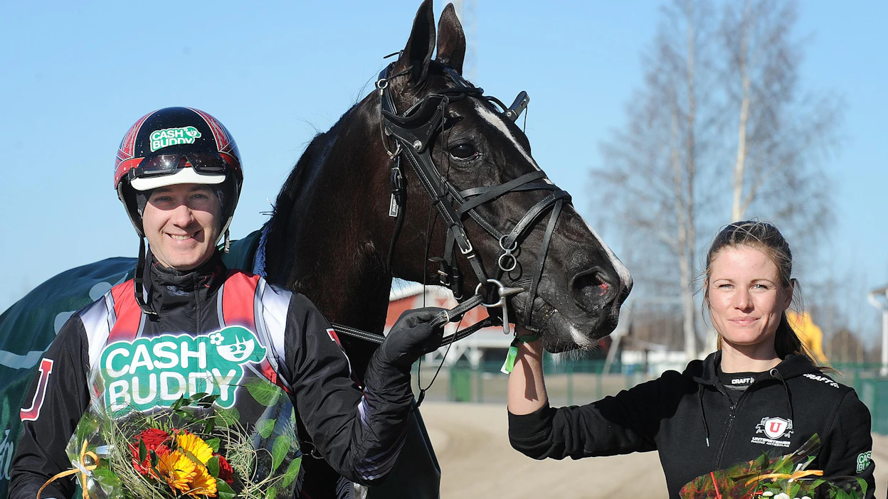 Johan Untersteiner ja suomalaisjuurinen hoitaja Amanda Höynä poseeraavat Seinäjoki Race -sankarin Dear Friendin kanssa. Joukkue haki Lakeudelta, paitsi jättipotin, myös menolipun Finlandia-ajoon.