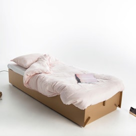 Jussi Alasen suunnittelema yhden ihmisen sänky kootaan aaltopahvisista osista.
