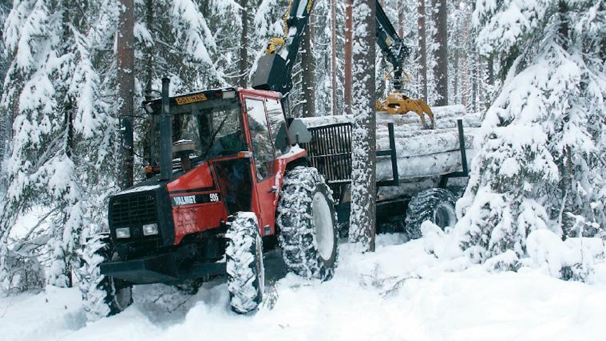 Y-aisan kanssa traktori ja metsäperävaunu ohjautuvat täsmällisemmin ja turvallisemmin kuin ohjauspyörällä ja pyöräjarruilla.