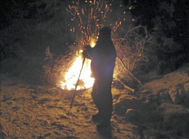 Kevään kokko Kotisavotalta on tukitpoissa, mutta risujenpoltto kuuluu kevääseen. Iso nuotio roihuaatummuvassa illassaja ympärillä valkoinenhangenpinta peittyymustuneiden neulastenalle. Pihka, savu, koivunoksat ja kevät tuoksuvat pakkasen laskiessa yöksi reilusti nollan alle. Nuotio leimuaa pitkään yöhön. Riina Markkola