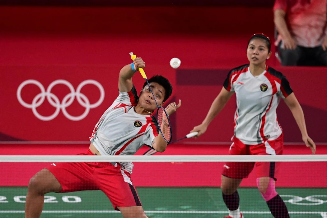 Maanantaina aamulla naisten sulkapallossa nelinpelin kultaa voitti Indonesian pari Greysia Polii, Apriyani Rahayu. Polii ja Rahayu löivät finaalissa Kiinan Jia Yifanin Chen Qingchenin (kuvassa).