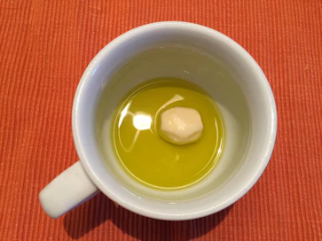 Ennen käyttöä valkosipulin kynttä liotetaan parisen tuntia ruokaöljyssä. Kylmäpuristettua ei tarvitse olla, mutta ainahan se on terveellisempää.