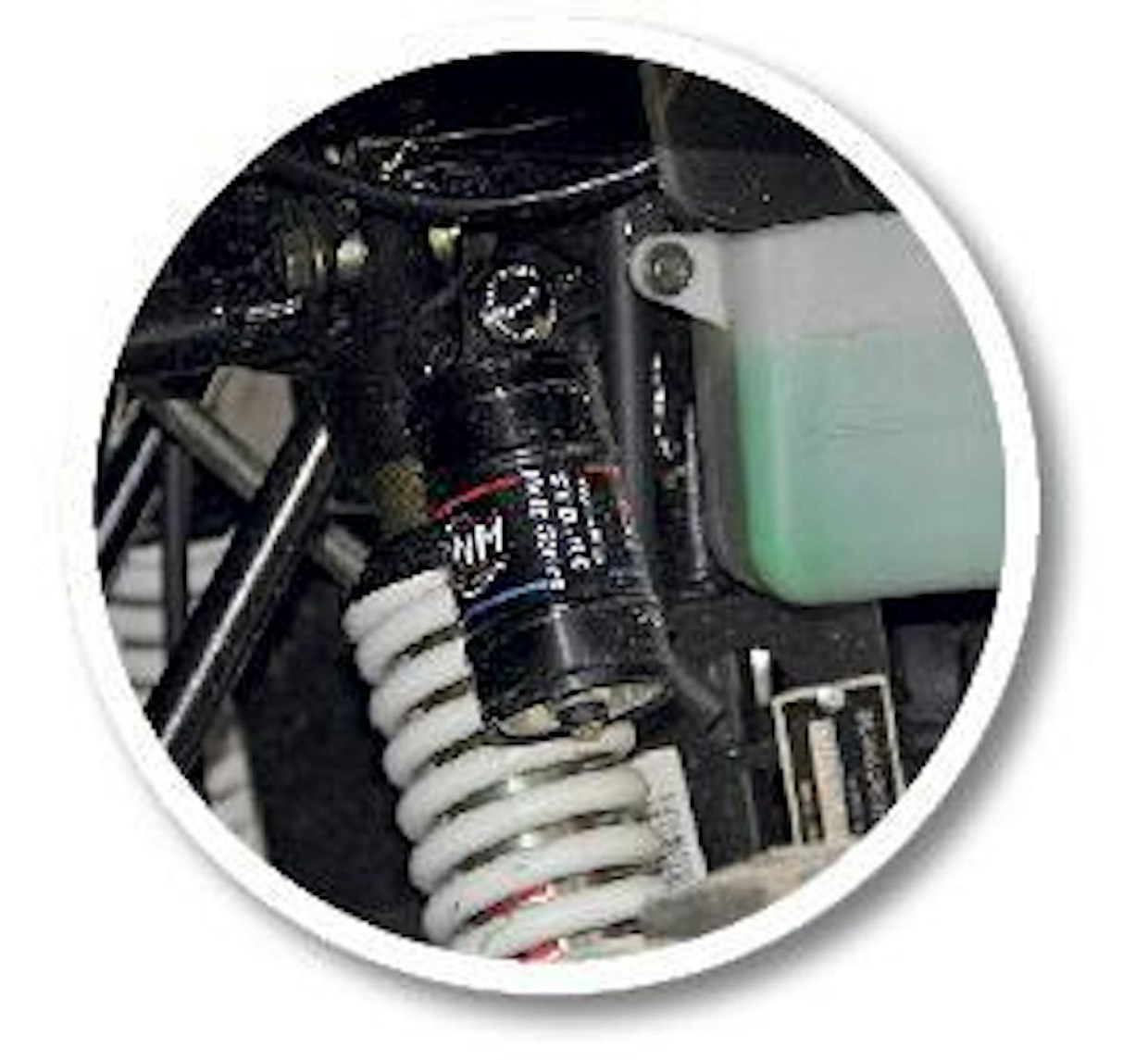 CF-Motossa on säädettävä kaasualusta lisäsäiliöllisillä vaimentimilla. (SN)
