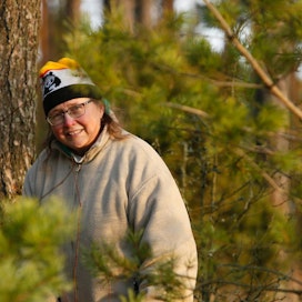 Marja Saari on marjastanut yli 50 vuotta. Melan tarkastajia ei ole tullut metsässä vastaan, vaikka marjastuskin kuuluu periaatteessa valvonnan piiriin.