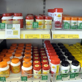 D-vitamiinivalmisteita myynnissä helsinkiläisessä apteekissa.