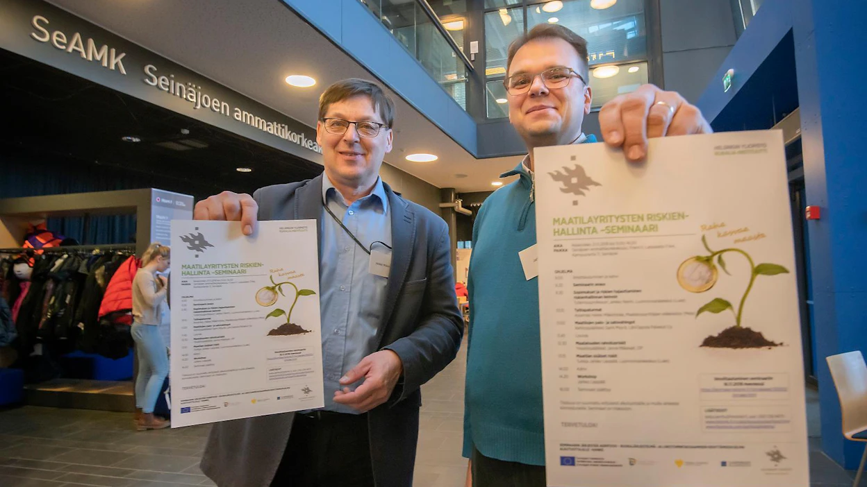Asiamies Heikki Mäkirintala (vas.) Maatalousyrittäjien eläkelaitos Melasta ja Luonnonvarakeskuksen tutkimusprofessori Jarkko Niemi suosittelevat maatiloja varautumaan niin isoihin kuin pienempiin riskeihin jo ennalta.