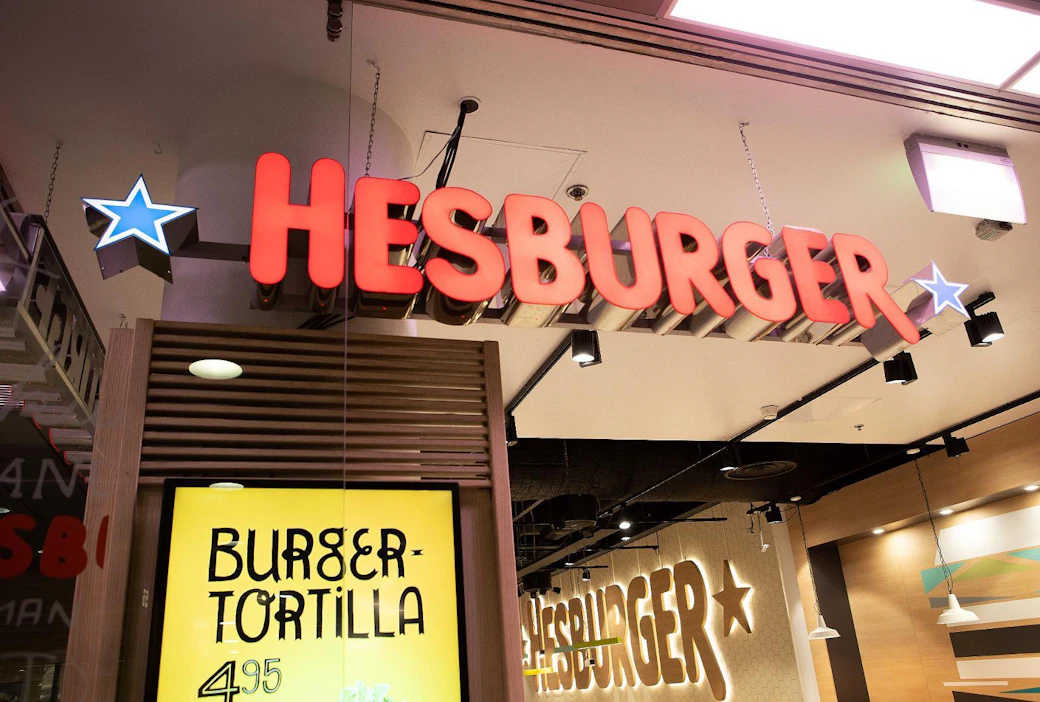 Hesburgerin perustaja Heikki Salmela muistelee Turkulaisessa, että hänen lapsuudessaan liha oli suhteessa tuloihin kymmenen kertaa kalliimpaa kuin nykyään.