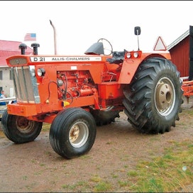 Allis-Chalmers D-21 -traktoria valmistettiin vuosina 1963-69, Allis-Chalmers Manufacturing Company , Milwaukee, Wisconsin, USA. Valmistettu yhteensä 3457 kpl