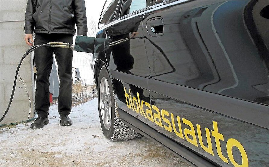 Kuvassa tankataan biokaasuautoa.