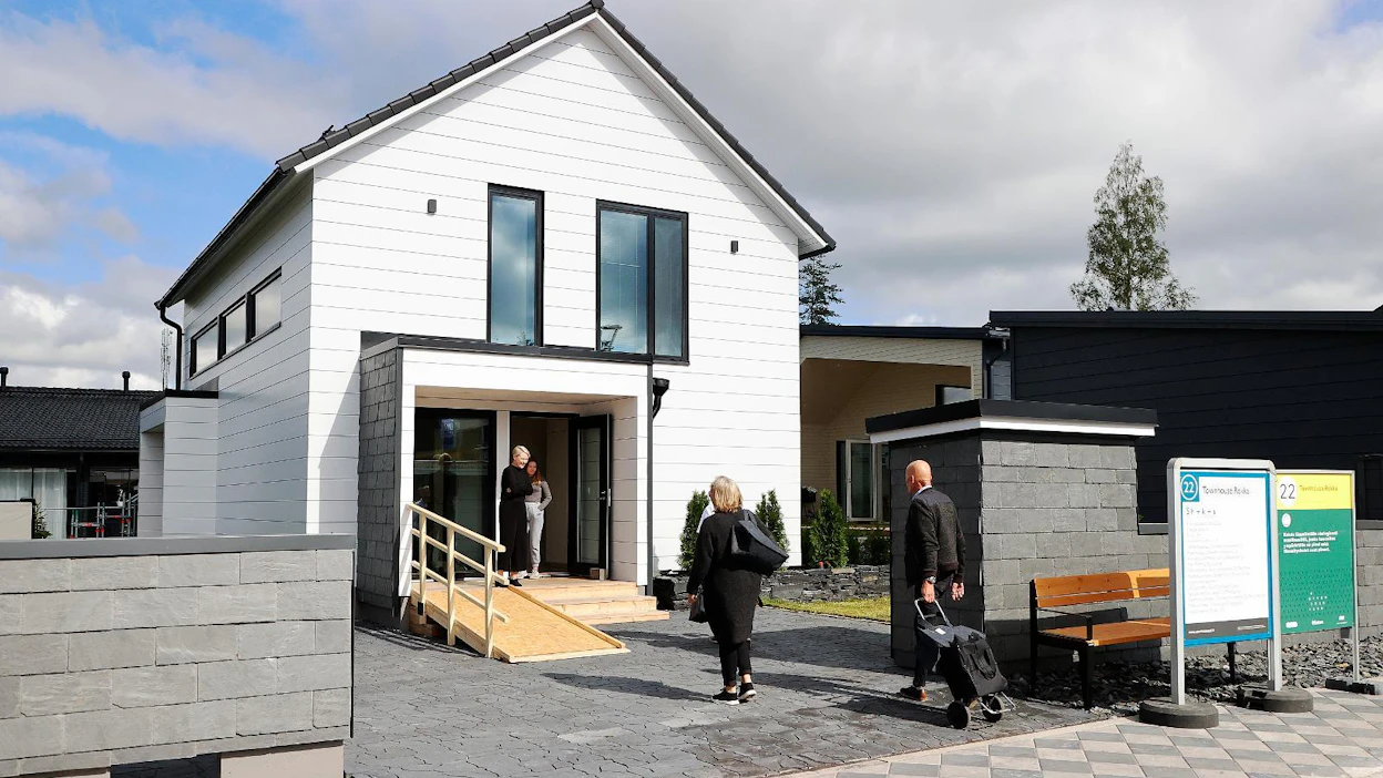 Tuusulan asuntomessut pidettiin tänä vuonna vasta elokuussa ja tällä kertaa tiukoin turvatoimin. Messuilla jaettiin 50 000 kasvomaskia ja 500 litraa käsidesiä.