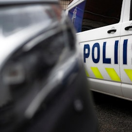 Poliisin mukaan Karstulassa ja Jyväskylässä on tehty havaintoja henkilöstä, joka yrittää houkutella lapsia auton kyytiin.