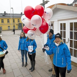 Sandra Grindgärds, Åsa Myrberg, Veronica Välimäki, Fredrik Westblom ja Emilia Juslin kampanjoivat keskiviikkona RKP:n vaalimökillä Narinkkatorilla Helsingin keskustassa.