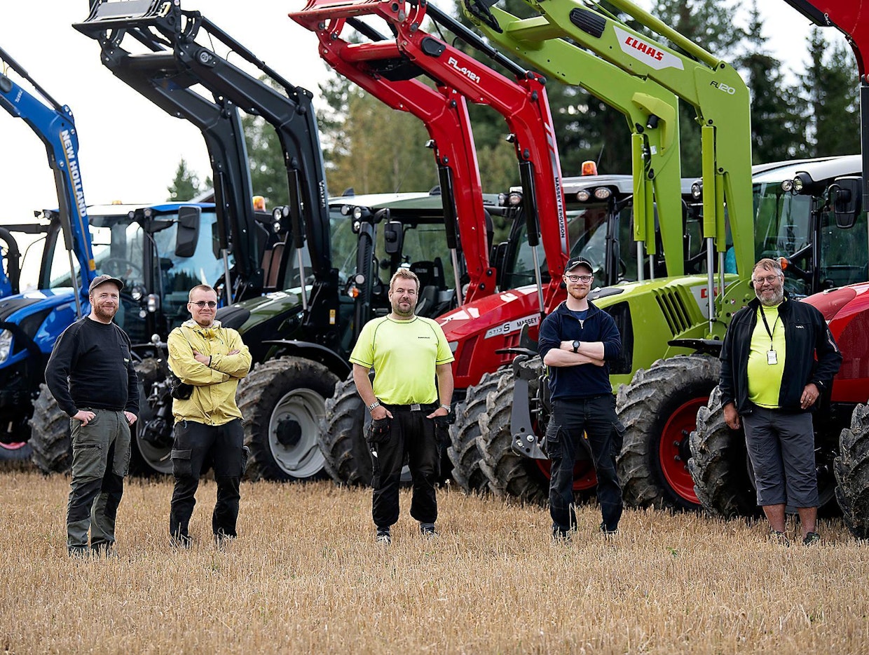 Kuvassa traktoritestiin osallistuneita toimittajia vasemmalta alkaen John Christensen (TraktorTech), Julius Pietarinen (Koneviesti), Tapio Vesterinen (Koneviesti), Mikael Torvinen (Koneviesti) sekä Uolevi Oristo (Koneviesti).